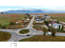 Asfaltová cesta, chodníky a infraštruktúra v lokalite