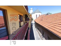 Obrázok pre Priestranný 2-izbový byt s veľkým balkónom v historickom centre Kežmarku